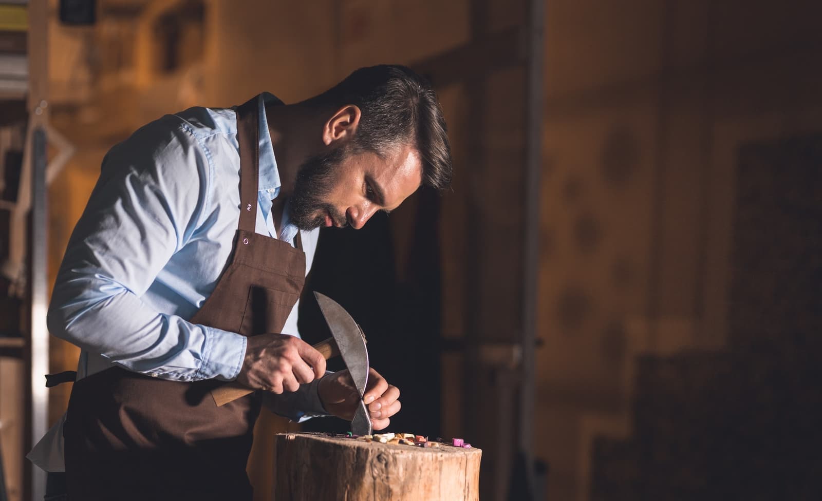 Horloger au travail dans l'atelier de la Bijouterie Schrapff