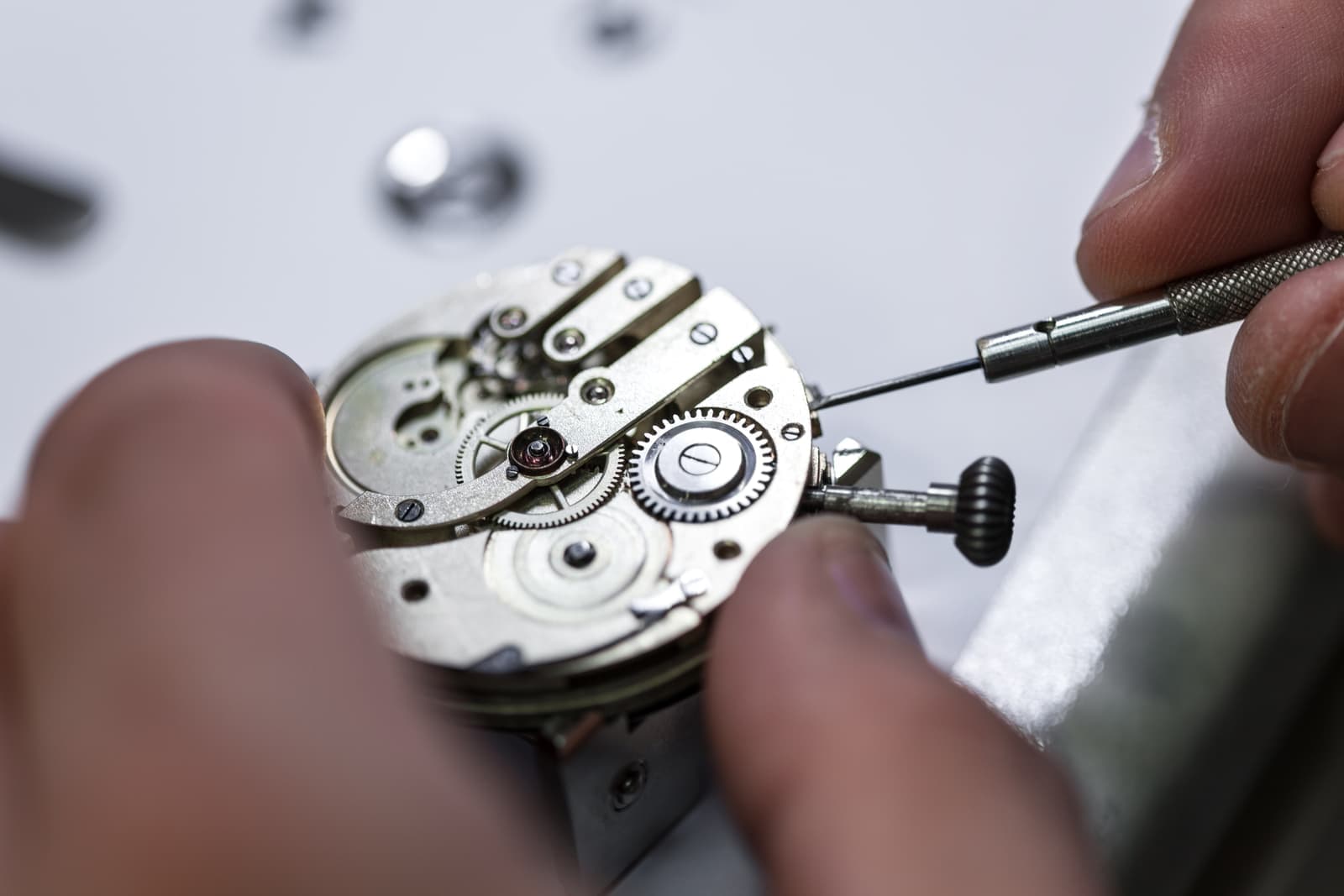 Réparation de mécanisme de montre par un horloger à Belfort